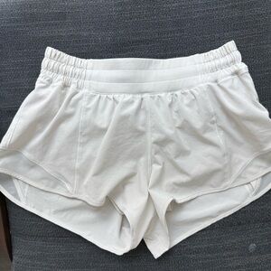 Hotty hot low rise 2.5” lined shorts bone